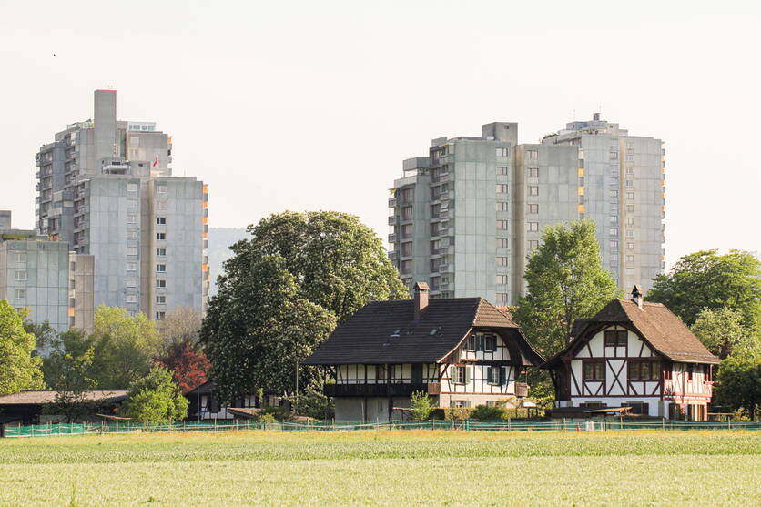 silc_bauernhaus_vor_hochhauser.jpg silc_bauernhaus_vor_hochhauser.jpg